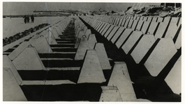 1968-332 Op het strand en duin aan de Noordzee zijn betonnen drakentanden geplaatst.