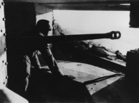 1968-526 Duitse militair met afweergeschut in een bunker langs de Nederlandse kust bij de Noordzee.