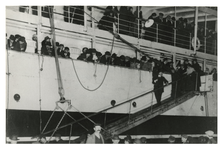 1968-830 De geredde passagiers van het uitgebrande stoomschip Ss Volturno worden opgevangen op het schip de Czar in de ...