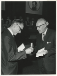 1968-869 De auteur/criticus Ben Stroman (links) ontvangt in de Rotterdamse Schouwburg de Pierre Bayleprijs uit handen ...