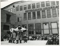 1968-939 Poolse dansgroep op de Schiedamse Vest bij het gebouw van het Rotterdams Nieuwsblad, ter gelegenheid van de ...
