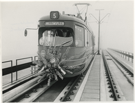 1969-1148 Verlenging tramlijn 5 naar Schiebroek. Eerste officiële rit over viaduct naar het Kastanjeplein.
