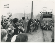 1969-1149 Verlenging tramlijn 5 naar Schiebroek. Verwelkoming eerste tram op het Kastanjeplein.