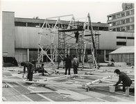 1969-1345 Grote Erasmustentoonstelling. Bouw Erasmusdorp op het Schouwburgplein.