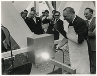 1969-1460 Opening Calandbrug door staatssecretaris van Verkeer en Waterstaat M.J. Keyzer.