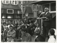 1969-1710 Schrijver Jef Last op de tentoonstelling 'Ontmoet Erasmus op straat' op het Schouwburgplein.