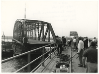 1969-1711 Slopen Barendrechtse brug. De eerste overspanning wordt uit de brug gevaren.