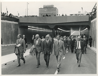 1969-1718 Opening verkeerstunnel onder Churchillplein. Wethouder J. Worst stelt officieel de verkeerstunnel onder het ...