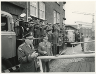 1969-2635 Bezoek NAVO-officieren aan Rotterdam. Officieren op twee opstapwagens van de chefs van staven van het ...