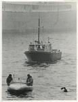 1969-2638 Rijnzwemmer bereikt Rotterdam. De Duitser Klaus Pechstein is de eerste zwemmer die de hele Rijn heeft ...