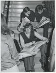 1969-366 Hist-in op Gemeentearchief, tentoonstelling. Bezoekers op trappen in de hal.