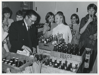 1969-367 Hist-in op Gemeentearchief, tentoonstelling. Limonadeverkoop met de heer G. Morra.