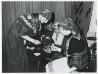 1969-376 Hist-in op Gemeentearchief. Opvoering 'Kaat Mossel' door leden van de vrije expressiegroep.