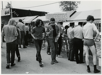 1970-1359 Holland Popfestival van 26 t/m 28 juni 1970 in het Kralingse Bos in Rotterdam. Festivalgangers langs de ...