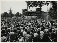 1970-1367 Holland Popfestival van 26 t/m 28 juni 1970 in het Kralingse Bos in Rotterdam. Festivalgangers voor het ...