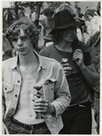 1970-1402 Holland Popfestival van 26 t/m 28 juni 1970 in het Kralingse bos in Rotterdam. Twee festivalgangers.