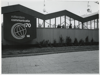 1970-2155 De buitenkant van de grote Havenmaquette Havodam op het Weena met daarop het logo van de Manifestatie C70.