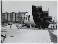 1970-2195 Op Plein 1940 ligt een dwarsdoorsnede van een bulbsteven van een schip van Verolme vanwege de Manifestatie ...