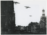 1970-2369 Overvliegende geallieerde bommenwerpers boven de Avenue Concordia tijdens de Tweede Wereldoorlog. Rechts de ...