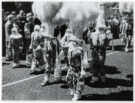 1970-2635 Verklede kinderen lopen op de Vondelweg in een optocht door de stad ter gelegenheid van de Manifestatie C70.