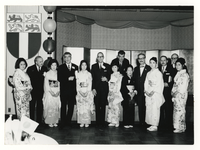 1970-31 Bezoek Rotterdamse delegatie aan Japan. Hier op de foto met traditioneel geklede Japanse dames.