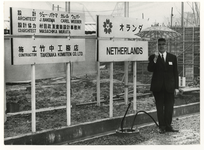 1970-43 Bezoek Rotterdamse delegatie aan Japan. Burgemeester Thomassen bij bouwplaats met naambordjes van architecten ...