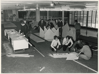 1970-442 Leerlingen van de derde klas binnenhuisafdeling van de Rotterdamse Academie voor beeldende kunsten, richten in ...