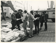 1970-467 Veiligheidsactie voor de Havenbedrijven. De veiligheidsmissen in actie.