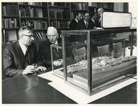 1970-468 Overdracht scheepsmodellen aan het Maritiem Museum Prins Hendrik. Directeur K.W. Witte van de ...