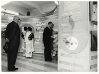 1970-48 Bezoek Rotterdamse delegatie aan Japan. Openingsbezoek tentoonstelling over Rotterdam. Links de heer H.W. ...