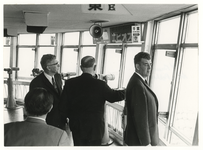 1970-49 Bezoek Rotterdamse delegatie aan Japan. Uitzichttoren, rechts de heer Braat, links burgemeester Thomassen.