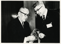 1970-56 Bezoek Rotterdamse delegatie aan Japan. Aanbieding geschenken met rechts burgemeester Thomassen.