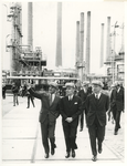 1971-2100 Bezoek van minister doctor L.B.J. Stuyt aan de raffinaderij van Shell in Pernis.