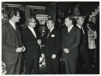 1971-2468 Veertigjarig jubileum van Gerard Hulscher met (tweede van rechts) L. Reemeeus, (links en rechts van Hulscher) ...