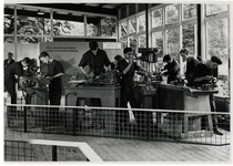 1971-608 Een stand in de Ahoy-hal waar leerlingen van een technische school een demonstratie geven in fijn bankwerken ...