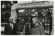1971-635 Wethouders H.W. Jettinghoff en J. Bax staan voor de Hollandse begraafplaats in Japan.