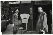 1971-638 Wethouders Bax (links) en Jettinghoff in Nagasaki.