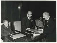 1972-1232 Afscheid van L.J.A. van Doorn van de Kamer van Koophandel met (links) doctor K.P. van de Mandele en (rechts) ...