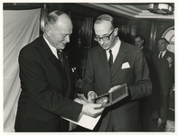 1972-1235 A. Blussé van Oud-Alblas ontvangt uit handen van doctor A.J. Teychiné Stakenburg (rechts) de Paul ...