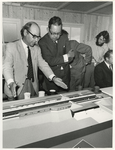 1972-1843 Eerste paal van het metrostation Poortugaal met (links) architect ingenieur C. Veerling en (rechts) ...