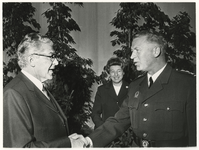 1972-2004 Installatie van de nieuwe hoofdcommissaris van de politie A. Vermeij met (links) burgemeester W. Thomassen.