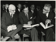 1972-2012 Uitreiking van het boek Rotterdam-Europoort 1954-1970 met (van links naar rechts) oud-burgemeester G.E. van ...