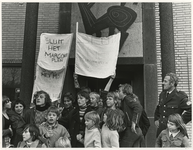 1972-2037 Demonstratie van de wijk Het Witte Dorp voor verkeersveiligheid.