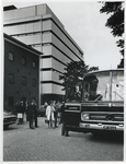 1972-691 Het archiefpersoneel stapt in de bus in de Robert Fruinstraat voor een uitje naar het Openluchtmuseum in Arnhem.