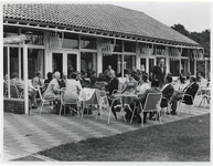 1972-693 Het personeel van het Gemeentearchief Rotterdam op een terras van restaurant Van Rheden voor een diner tijdens ...