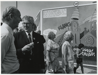 1973-1137 Burgemeester W. Thomassen bij de cartoons op het Schouwburgplein ten gevolge van het vijfentwintigjarig ...