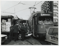 1973-1602 Botsing tussen tram 3 richting Kralingen een personenauto en een vrachtwagen op de kruising van de ...