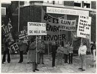 1973-1700 Protestactie van de bewoners van Spangen inzake de tramlijnen één en elf bij het wijkcentrum aan de ...