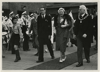 1973-1816 Koningin Juliana, prins Bernhard, burgemeester Oud en de heer A.J. Teychiné-Stakenburg verlaten het terrein ...