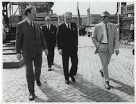 1973-498 Wethouder H.C.G.L. Polak, ingenieur H.P. Meijer, M. Vrolijk en burgemeester W. Thomassen inspecteren de ...